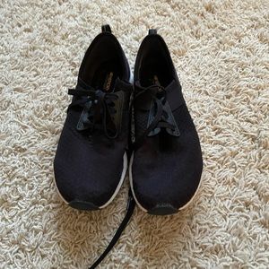 Black New Balance Tennis Shoes